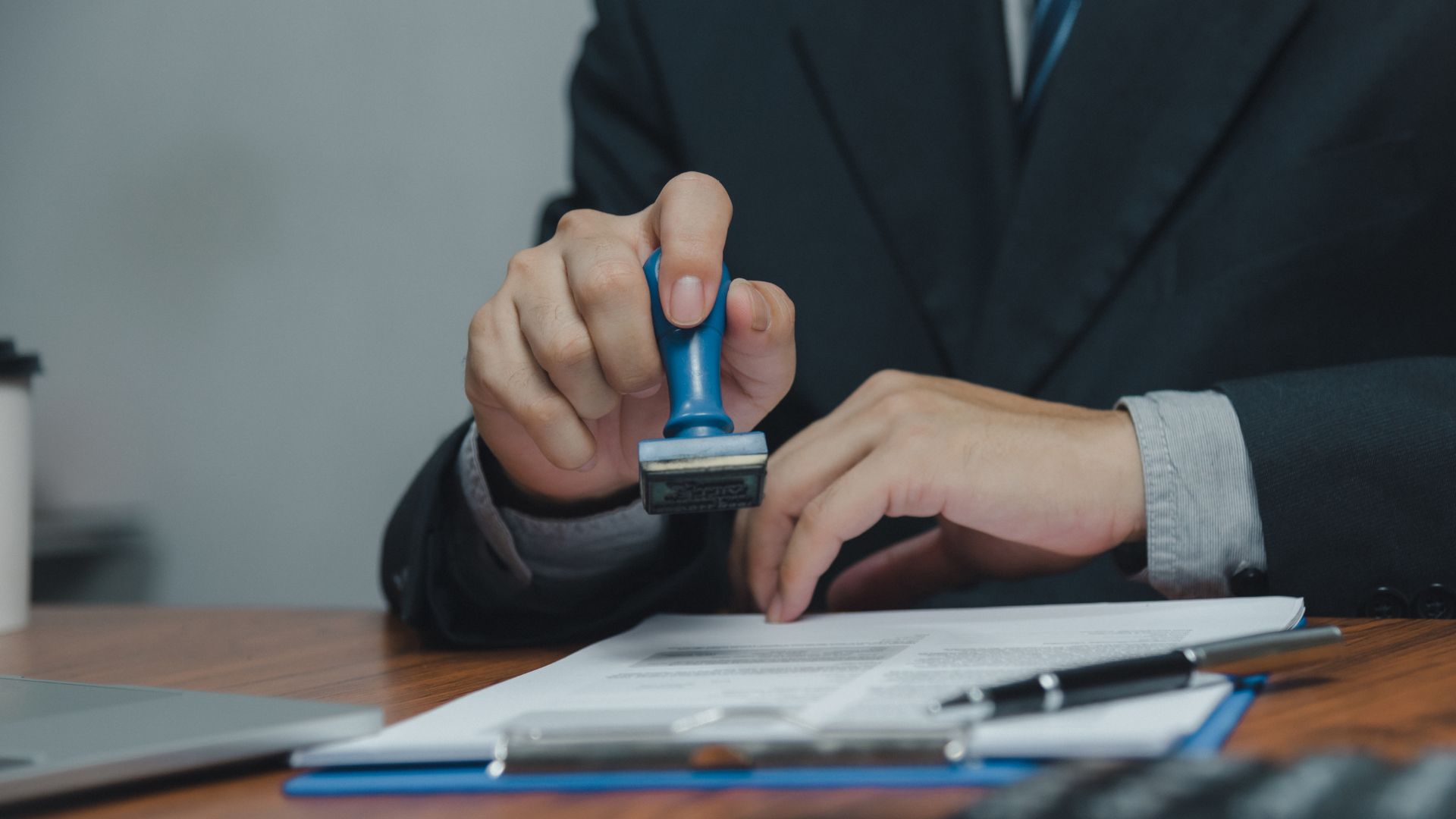 Faut-il passer une certification (AMF, CFA…) pendant ses études ?
