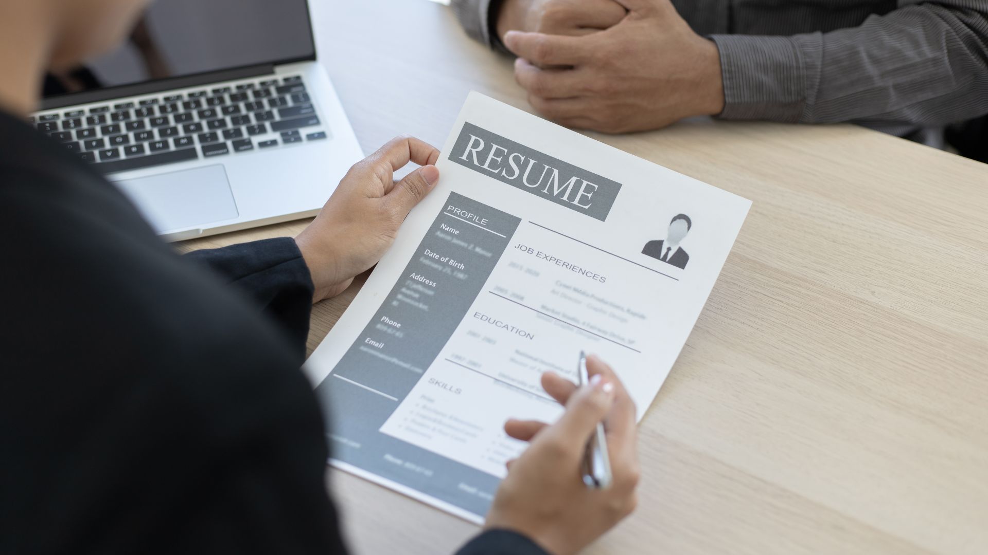 Ce que les recruteurs regardent vraiment sur votre CV en moins de 30 secondes