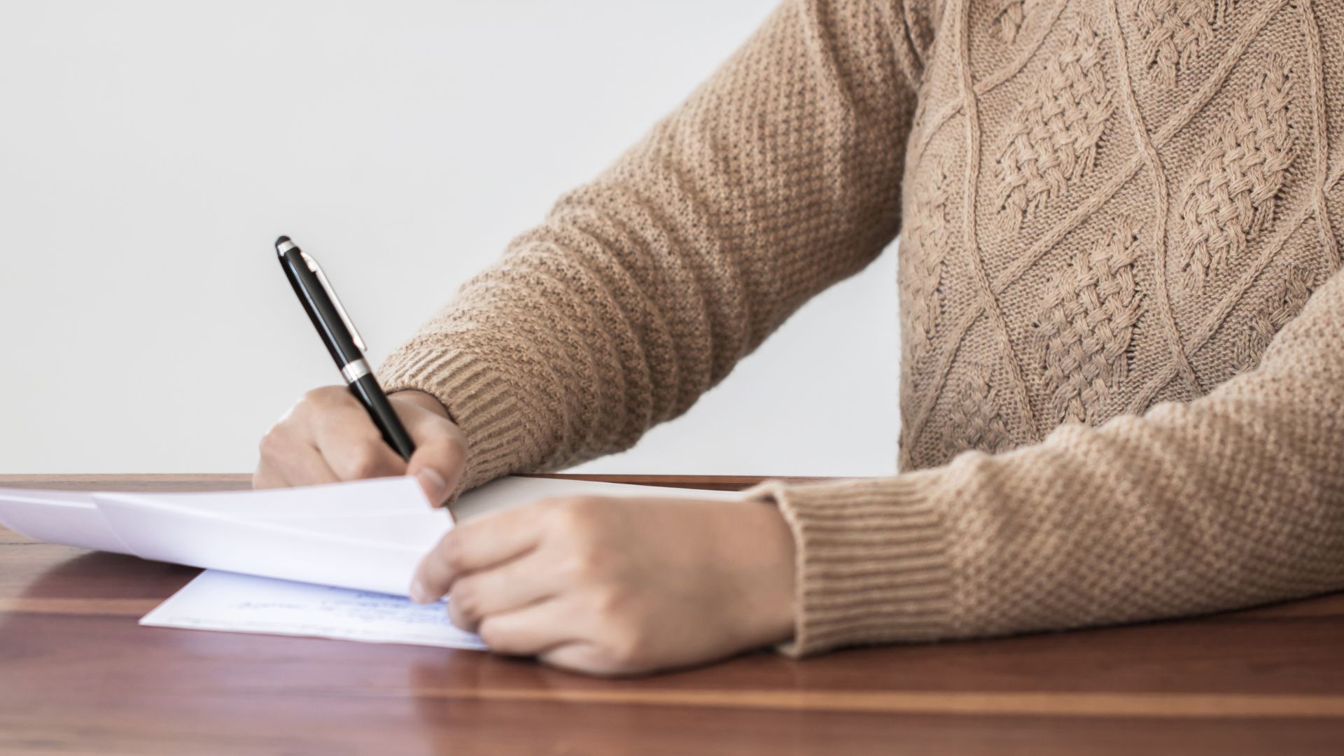 Comment écrire de façon concise : humaniser un texte généré par l’IA pour un usage professionnel